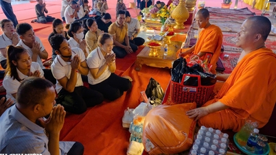 Orang Khmer yang tinggal jauh dari rumah bersatu semula untuk meraikan Tahun Baru Chol Chnam Thmay di sebuah kuil di Bandar Raya Ho Chi Minh.