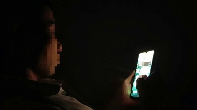 Proč lidé stále používají telefony ve tmě, i když vědí o nebezpečích?