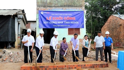 Le Comité populaire provincial de Quang Ngai lance les travaux et remet les fonds pour la première phase de construction de 10 maisons caritatives.