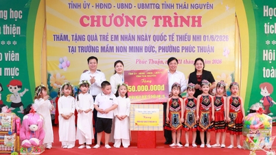 ថ្នាក់ដឹកនាំខេត្តចុះសួរសុខទុក្ខ និងចែកអំណោយដល់កុមារនៅសង្កាត់ភុកធ្វួន។