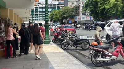 TP Hồ Chí Minh: Người đi bộ 'mất lối' vì tình trạng lấn chiếm vỉa hè