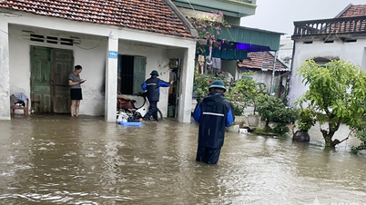 Quang Ninh: Forțele armate din comuna Quang Ha sprijină activ oamenii în depășirea consecințelor ploilor abundente.