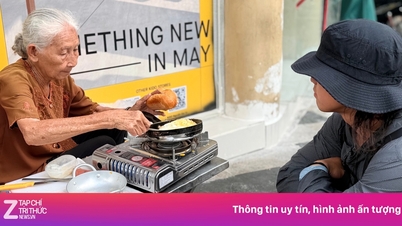Western tourists are amazed by an elderly woman selling bread who speaks English and French in Ho Chi Minh City.