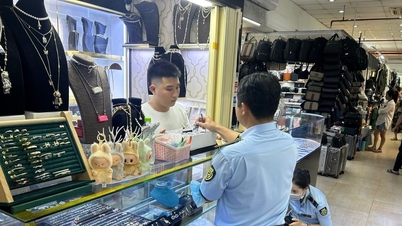 Nawet krótkofalówki i głośniki nie mogły uniknąć represji wobec towarów podrobionych w Ho Chi Minh City.