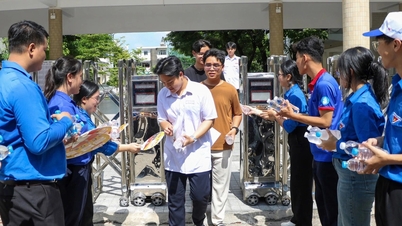 À Da Nang, les bénévoles vêtus de chemises bleues sont prêts à braver le soleil et la pluie pour soutenir les élèves qui passent l'examen d'entrée en 10e année.