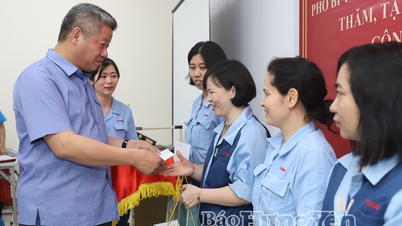 Đồng chí Nguyễn Mạnh Quyền, Phó Bí thư Tỉnh ủy, Chủ tịch UBND tỉnh thăm, tặng quà người lao động có hoàn cảnh khó khăn tại một số doanh nghiệp