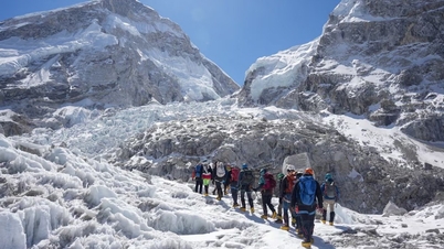 Um número recorde de 274 alpinistas conquistaram o Everest pelo lado nepalês em um único dia.