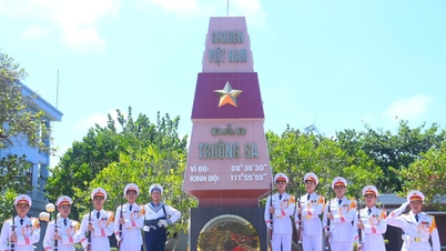 Impressive gun dance performance by the Army Ceremonial Band in Truong Sa.