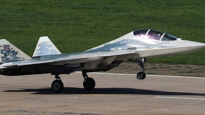 Dwumiejscowy rosyjski myśliwiec Su-57 odbywa swój pierwszy lot testowy.