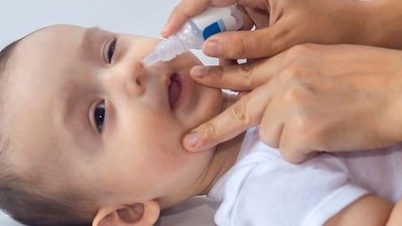 Odborníci varují: Riziko infekce a poškrábání očí ze zvyku přenášet doma solný roztok.