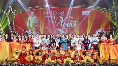 Die Kunstperformance berührte Millionen von Herzen und wandte sie Präsident Ho Chi Minh zu.