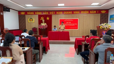 ตำรวจจังหวัดเกียลายเผยแพร่ข้อมูลทางกฎหมายแก่เจ้าของธุรกิจและผู้ขับขี่รถยนต์