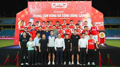 Kelab CAHN mengambil langkah penting, Quang Hai dan Nguyen Filip tersenyum gembira di acara itu.