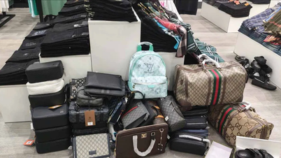 Autoritățile au confiscat aproape 2.000 de produse de modă suspectate a fi contrafăcute.