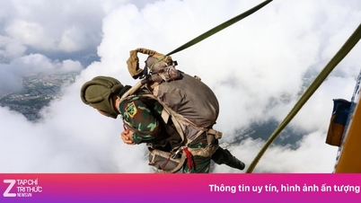 Aufklärungstruppen der Spezialeinheiten führen einen Übungs-Fallschirmsprung durch die Wolken durch.