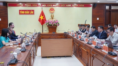 Le président du Comité populaire de la province de Dak Lak, Do Huu Huy, a travaillé avec des investisseurs sur la proposition de mise en œuvre d'un projet de complexe touristique et de villégiature.
