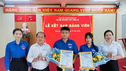 Ho Chi Minh şehrindeki iki 12. sınıf öğrencisi, lise mezuniyet sınavlarından önce Komünist Parti'ye kabul edildi.