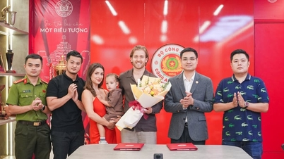 ສະໂມສອນ CAHN "ຜູກມັດ" Stefan Mauk ຢ່າງເປັນທາງການ.