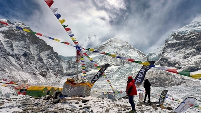 Nový rekord: 274 lidí zdolalo Mount Everest za jediný den.