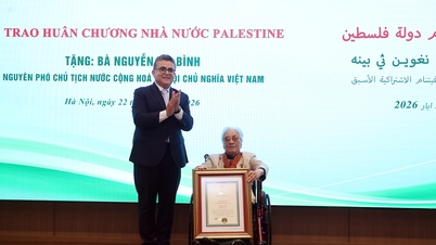 A ex-vice-presidente Nguyen Thi Binh recebe uma prestigiosa medalha da Palestina.
