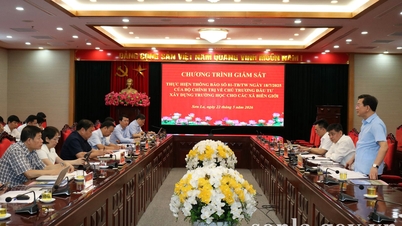 ក្រុមត្រួតពិនិត្យរបស់គណៈកម្មការត្រួតពិនិត្យកណ្តាលធ្វើការជាមួយខេត្ត Son La លើការសាងសង់សាលារៀនសម្រាប់ឃុំជាប់ព្រំដែន។