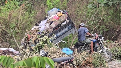 Vista de cerca de un vertedero ilegal de basura y un punto de cobro de tasas cerca del cementerio de Binh Hung Hoa.