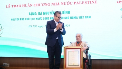 A ex-vice-presidente Nguyen Thi Binh recebe a Ordem da Estrela do Mérito do Estado da Palestina.