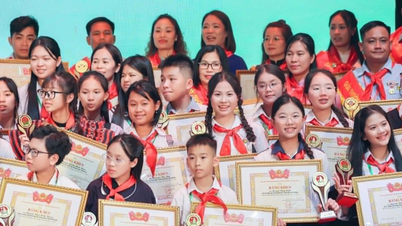 Outstanding students in Hanoi receive the Kim Dong Award.