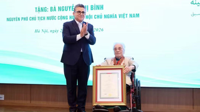 The State of Palestine awarded the Star of Merit Order to former Vice President Nguyen Thi Binh.