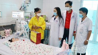Przekazano 50 prezentów dzieciom leczonym w Szpitalu Dziecięcym Thai Binh.
