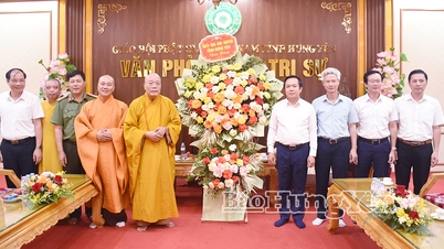 Towarzysz Pham Quang Ngoc, członek Komitetu Centralnego Partii, sekretarz Komitetu Prowincjonalnego Partii, odwiedził i pogratulował Zarządowi Wykonawczemu Wietnamskiego Stowarzyszenia Buddyjskiego prowincji.