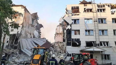 Lugansk'taki bir okula insansız hava aracı çarptı, birçok öğrenci enkaz altında kaldı.