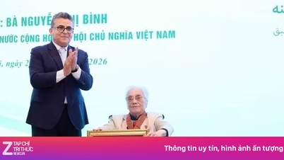 Bà Nguyễn Thị Bình nhận Huân chương Ngôi sao Công trạng của Nhà nước Palestine
