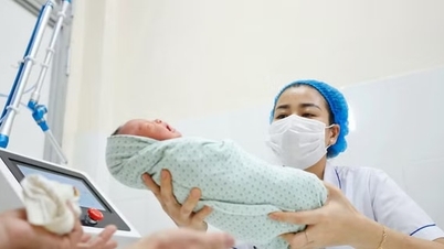 1 جنوری 2027 سے، 35 سال کی عمر سے پہلے دو بچوں کو جنم دینے والی خواتین کو کم از کم 2 ملین VND کی امدادی ادائیگی ملے گی۔