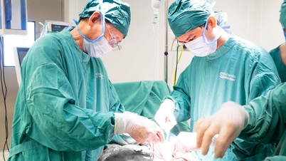 En operation för att ta bort en gigantisk tumör räddar livet på en 76-årig kvinna.