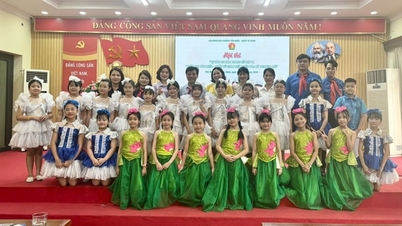 I bambini del quartiere di Van Mieu - Quoc Tu Giam hanno partecipato con entusiasmo a numerose attività per celebrare la fondazione dell'Organizzazione dei Giovani Pionieri.