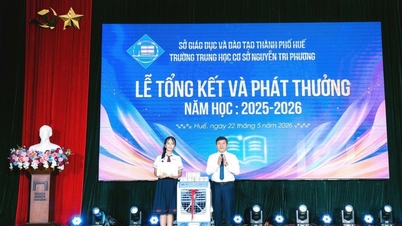 Szkoła średnia Nguyen Tri Phuong wyraża uznanie wybitnym uczniom roku szkolnego 2025-2026.