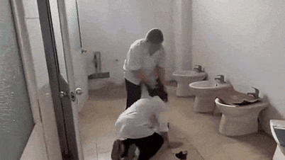 Zwei Studentinnen wurden angeklagt, weil sie sich in einer Toilette gegen eine Mitschülerin verschworen hatten.