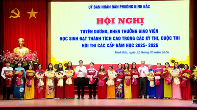 Bac Ninh, yüksek sonuçlar elde eden öğretmenleri ve öğrencileri tebrik eder.