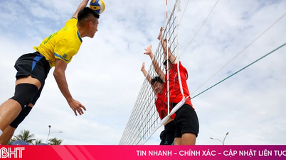 Quoc Duy e Duc Hanh gareggiano nel torneo di pallavolo maschile del comune di Tien Dien.