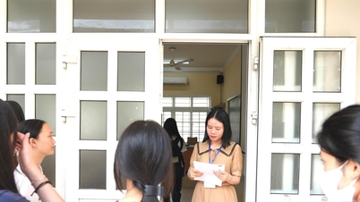 A taxa de concorrência para admissão na turma especializada de inglês do 10º ano da Escola Secundária para Alunos Superdotados da Universidade de Vinh é "extremamente alta".