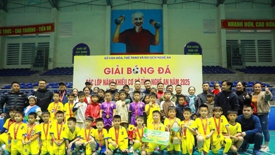 El equipo juvenil de fútbol del barrio de Thanh Vinh participa por primera vez en la Copa Nghe An de Periódicos, Radio y Televisión.