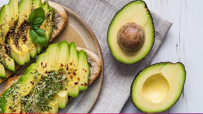 8 tipi di alimenti che aiutano ad abbassare il colesterolo e che dovresti includere nella tua dieta quotidiana.