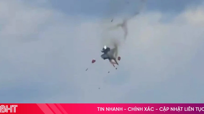 মার্কিন ইলেকট্রনিক যুদ্ধবিমানগুলো একই সাথে সংঘর্ষে লিপ্ত হয়ে বিধ্বস্ত হয়।