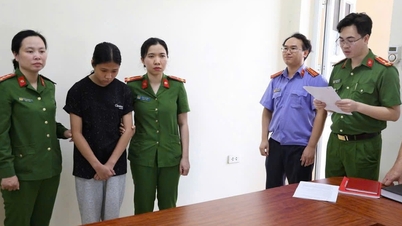 Phu Tho: Zwei Studentinnen werden beschuldigt, sich in der Toilette des Vietnam-Sowjetischen Berufskollegs Nr. 1 gegen eine Mitschülerin verschworen zu haben.
