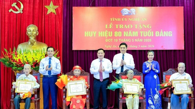 Nghe An : Remise de médailles commémoratives de 80 ans d'adhésion au parti à 4 membres vétérans