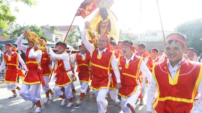 Niezwykła procesja Czterech Buddów Dharmy podczas festiwalu Dau Pagoda.