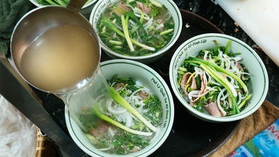 ចូល​រួម​ពិធី​ជប់លៀង​នៅ «តុ​អាហារ​របស់​ប្រធានាធិបតី​កូរ៉េ​ខាង​ត្បូង» នៅ​ភោជនីយដ្ឋាន​ហ្វ៊ូ។