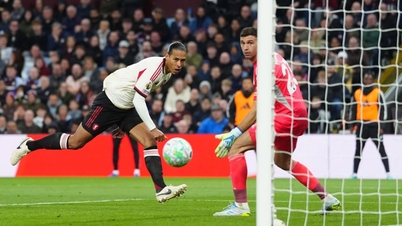 Liverpool a pierdut în fața lui Aston Villa, riscând să rateze calificarea în Liga Campionilor.