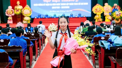 ບັກນິງ: ນັກຮຽນຍິງສອງຄົນມີຜົນງານດີເດັ່ນໄດ້ຮັບລາງວັນກິມດົ່ງ.